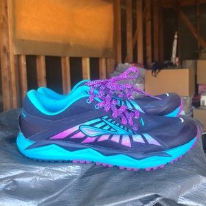 Women’s athletic shoe